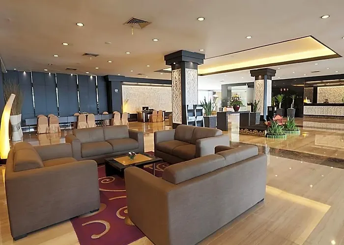 Aston & Convention ホテル 4*